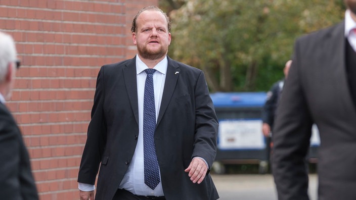 Sven Tritschler läuft über einen Platz