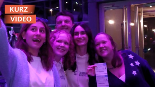 Swifties feiern neues Album | Kurzvideo | tn
