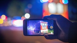 Symbolbild von einem Gaffer bei einem Feuerwehr/Rettungsdiensteinsatz, bei einem Verkehrsunfall