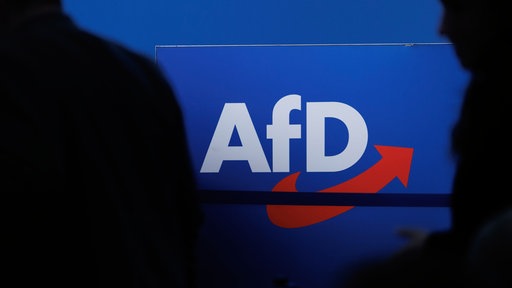 Das Logo der AfD umringt von zwei Schatten