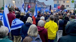 Menschegruppe versammelt sich vor der Synagoge in Bielefeld.