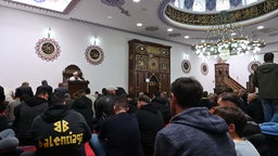 Der Imam hält seine Predigt beim Mittagsgebet 
