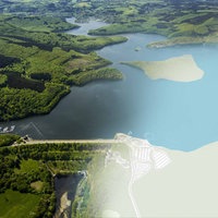 Luftaufnahme der Rurtalsperre überlagert mit einer Landkarten-Ansicht