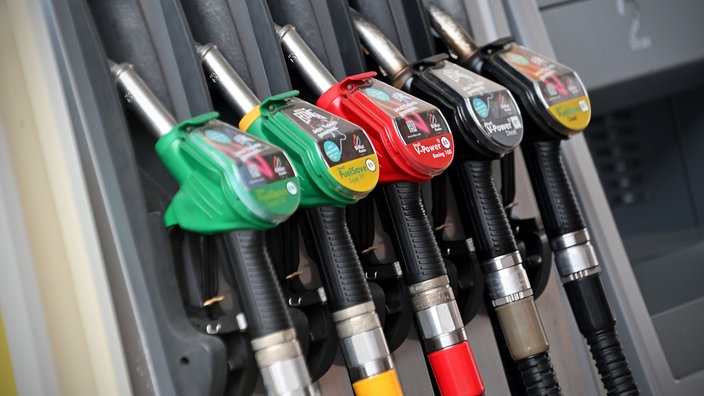 Zapfpistolen an einer Tankstelle
