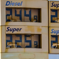 Gelbe Tanksäule mit Preise für verschiedene Kraftstoffe