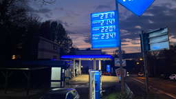 Anzeige an einer Tankstelle zeigt teure Benzinpreise am 31. März 2026 in Bonn