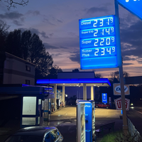 Anzeige an einer Tankstelle zeigt teure Benzinpreise am 31. März 2026 in Bonn