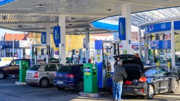 Autos mit deutschen Kennzeichen an einer Tankstelle in Polen