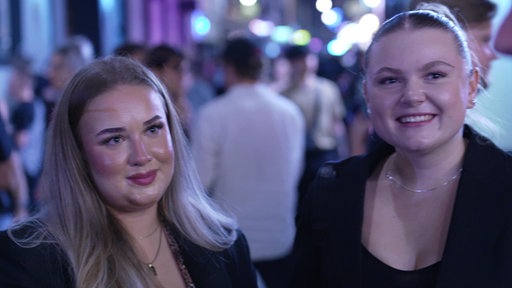 Ein Portrait von zwei jungen Frauen bei Tanz ums Tabu 