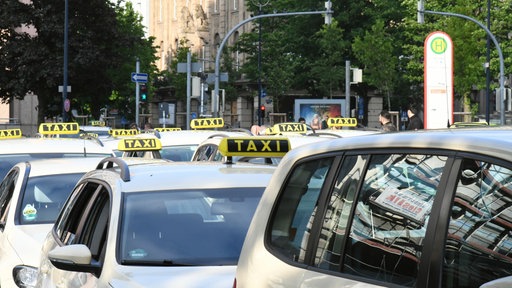 Taxis warten auf Fahrgäste vor dem Hauptbahnhof Dortmund