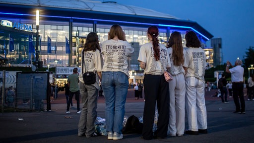 Fans der US-Musikerin Taylor Swift stehen vor der Arena auf Schalke