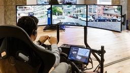 Ein Telefahrer des Mobilitätsanbieters Vay steuert ein Auto per Fernsteuerung.