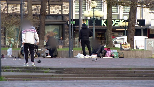 Abhängige konsumieren Drogen auf dem Theaterplatz in Krefeld
