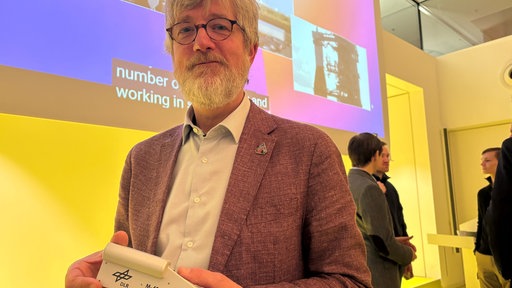 Thomas Berger zeigt einen der unspektakulär aussehenden Sensoren