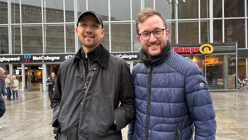Die Bahnreisenden Thomas Espenlaub und Frederik Landsmann am Kölner Hauptbahnhof 