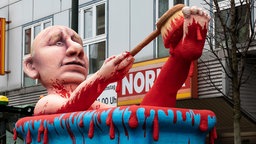 Mottowagen Vladimir Putin in einem Blutbad 