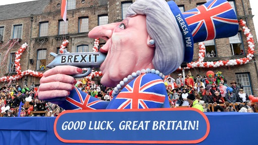 Ein Mottowagen mit der die britische Premierministerin Theresa May und den Brexit thematisiert in Düsseldorf im Rosenmontagszug