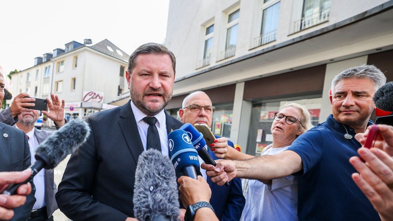Solingens Oberbürgermeister Tim Kurzbach spricht nach der Messerattacke auf dem Stadtfest in der Nähe des Tatorts.