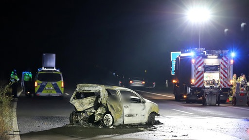 Unfallfahrzeug und Einsatzkräfte auf der A555