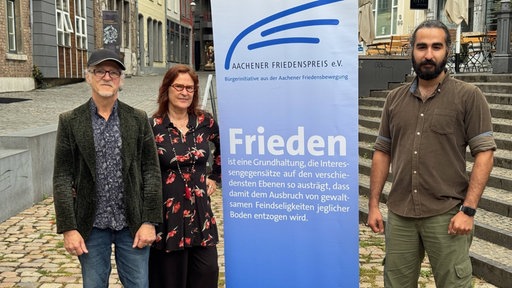 Die Träger des Aachener Friedenspreises (von links): Horst und Birgit Lohmeyer und Mohamad Soleiman Najed, der den Preis für den regimekritischen Amirkabir Newsletter entgegennahm