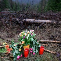 Blumen und Kerzen am Fundort des getöteten Mädchens 