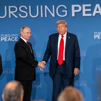 Präsident Trump und Präsident Putin schütteln Hände bei der Pressekonferenz in Alaska 