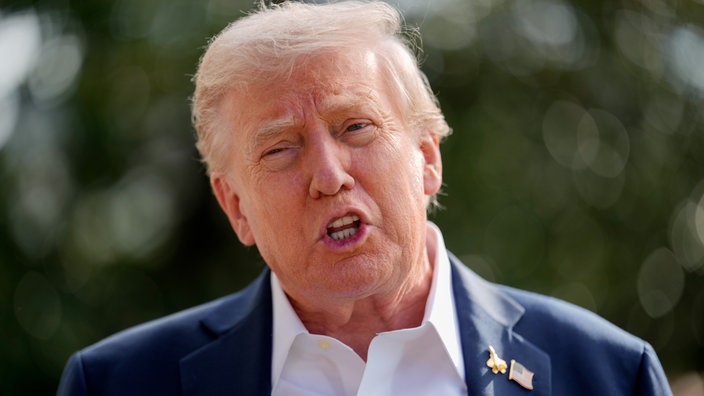 Donald Trump spricht vor der Kamera