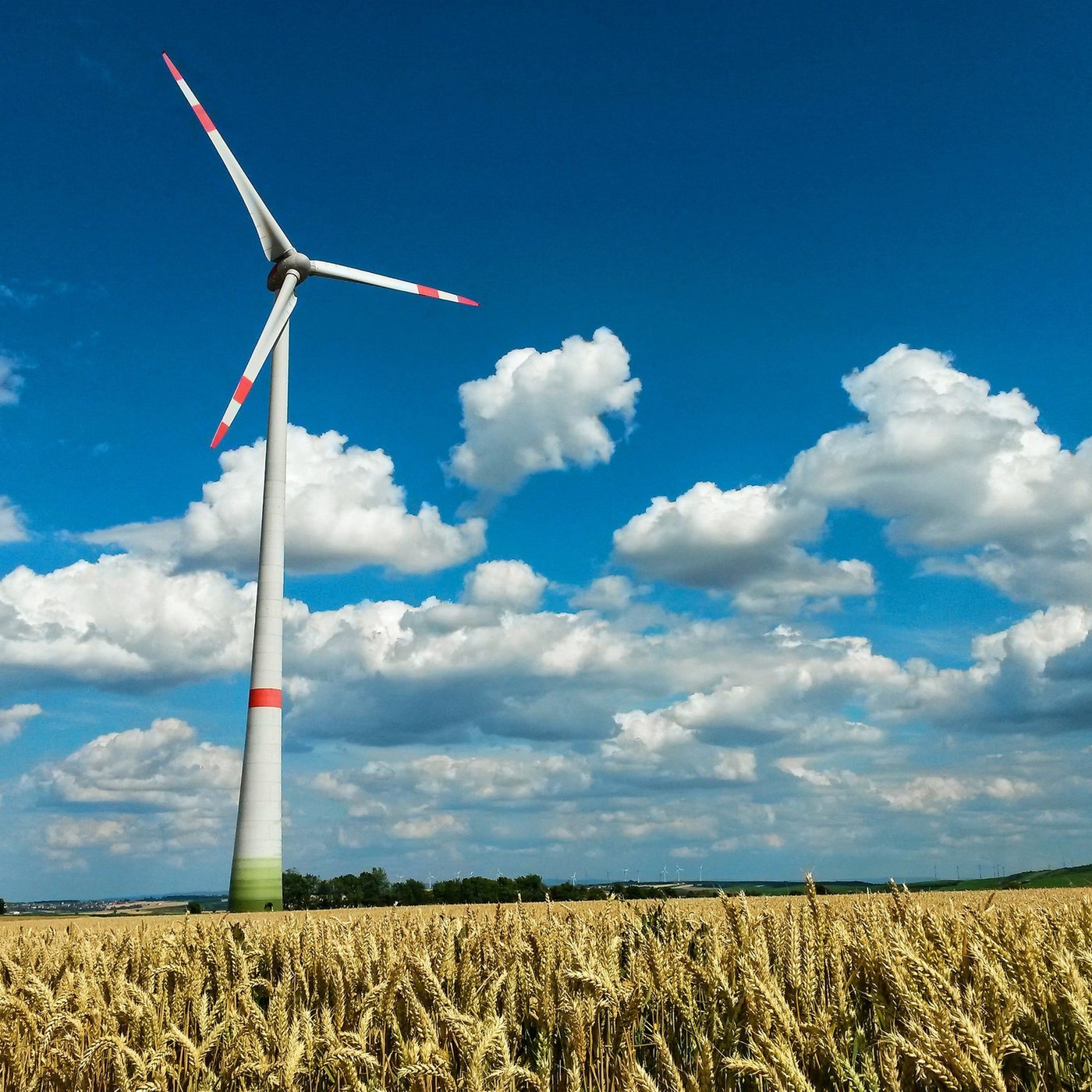 Windrad Nahaufnahme in Agrarlandschaft 