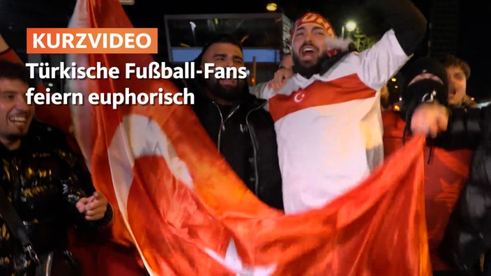 Türkische Fußball-Fans feiern die WM-Teilnahme | TN