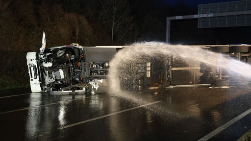 Löscharbeiten an dem auf der A46 verunfallten Lkw