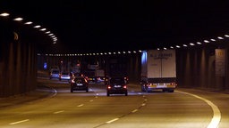 Autos fahren in den Universitätstunnel A46