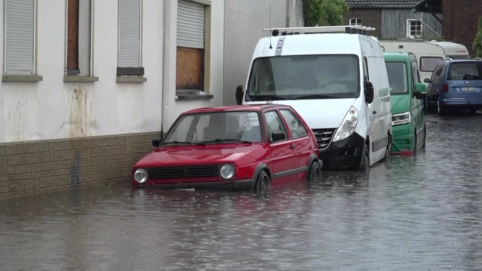 Autos stehen unter Wasser