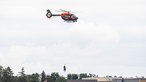 Swisttal: Mit Hilfe einer Seilwinde werden Menschen per Hubschrauber aus dem Ortsteil Heimerzheim gerettet