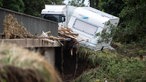 Euskirchen: Ein Wohnwagen hängt im Uferbereich der Erft an einer Brücke