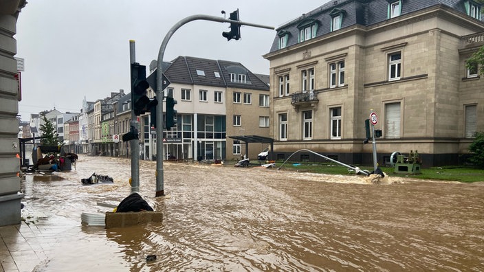 Eine überflutete Straße in Stolberg.