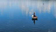 Ein Angler auf einem Boot auf der Möhnetalsperre