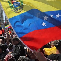 Venezolaner wehen mit ihrer Nationalflagge