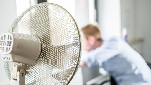Ein Ventilator steht in einem Büro