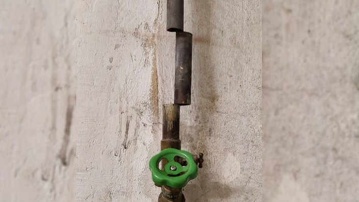 Eine zertrennte Wasserleitung.