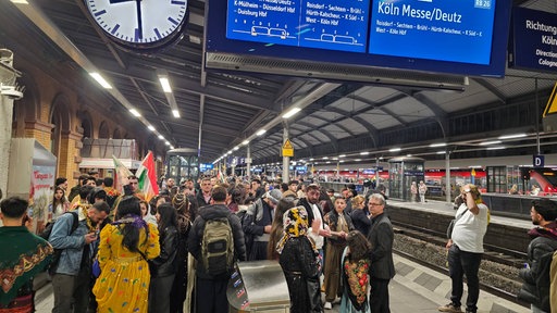 Überfülltes Gleis am Bonner Hauptbahnhof  