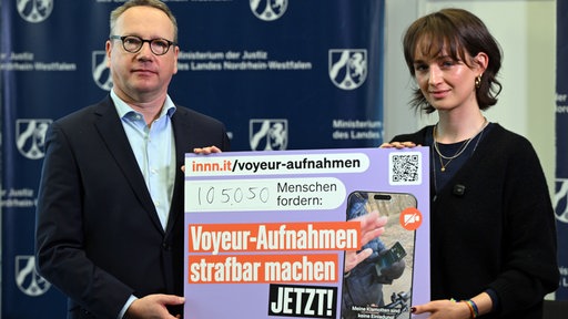 NRW-Justizminister Benjamin Limbach nimmt von Yanni Gentsch eine Petition entgegen
