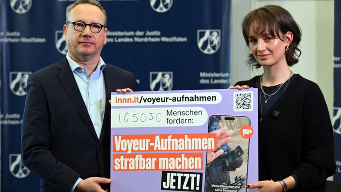 NRW-Justizminister Benjamin Limbach nimmt von Yanni Gentsch eine Petition entgegen