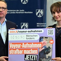 NRW-Justizminister Benjamin Limbach nimmt von Yanni Gentsch eine Petition entgegen