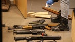 Waffen liegen auf einem Haufen in einer Wohnung