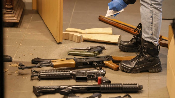 Waffen liegen auf einem Haufen in einer Wohnung