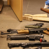 Waffen liegen auf einem Haufen in einer Wohnung
