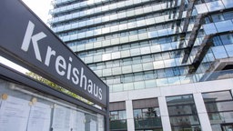 Kreisverwaltung für den Kreis Siegen-Wittgenstein, ein mehrstöckiges Gebäude, im Vordergrund ist ein Hinweisschild mit der Aufschrift "Kreishaus" zu sehen