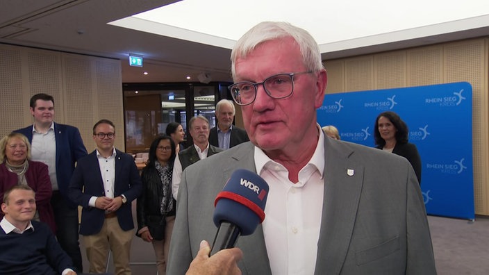 Das Bild zeigt Sebastian Schuster (CDU) im Interview nach dem Stichwahl-Sieg.