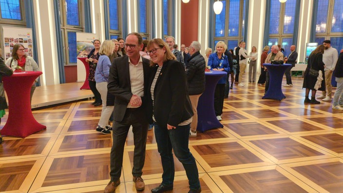 Kathrin Kosiek gratuliert Peter Kock