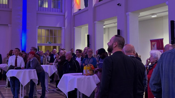 Voller Saal im Rathaus in Barmen.